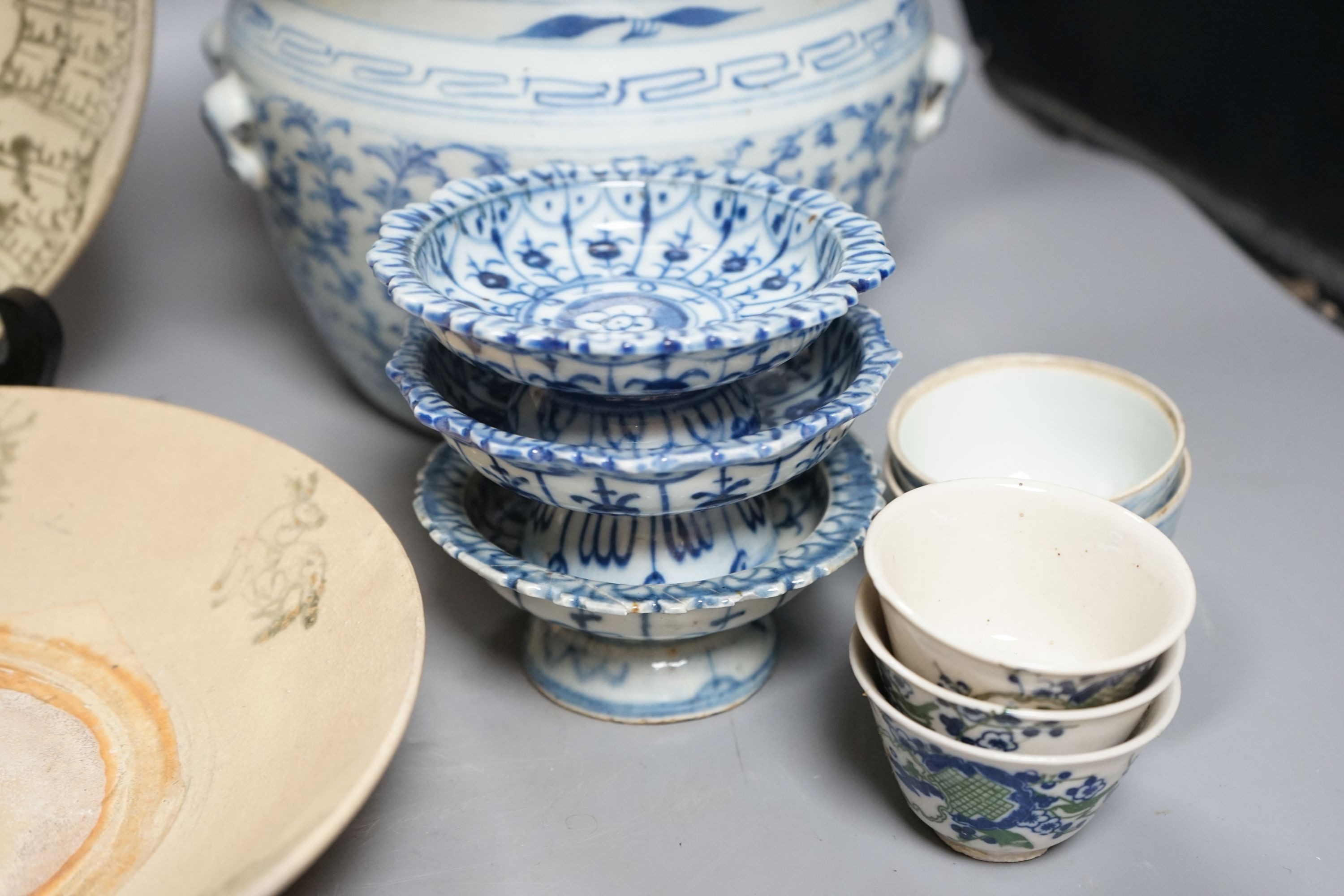 A Chinese blue and white kamcheng, 22.5 cm wide, various dishes and cups